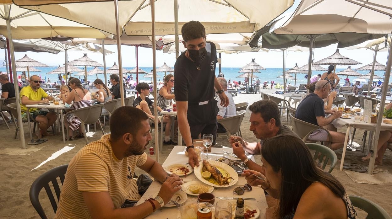 La hostelería es uno de los sectoress que más tira del empleo en verano