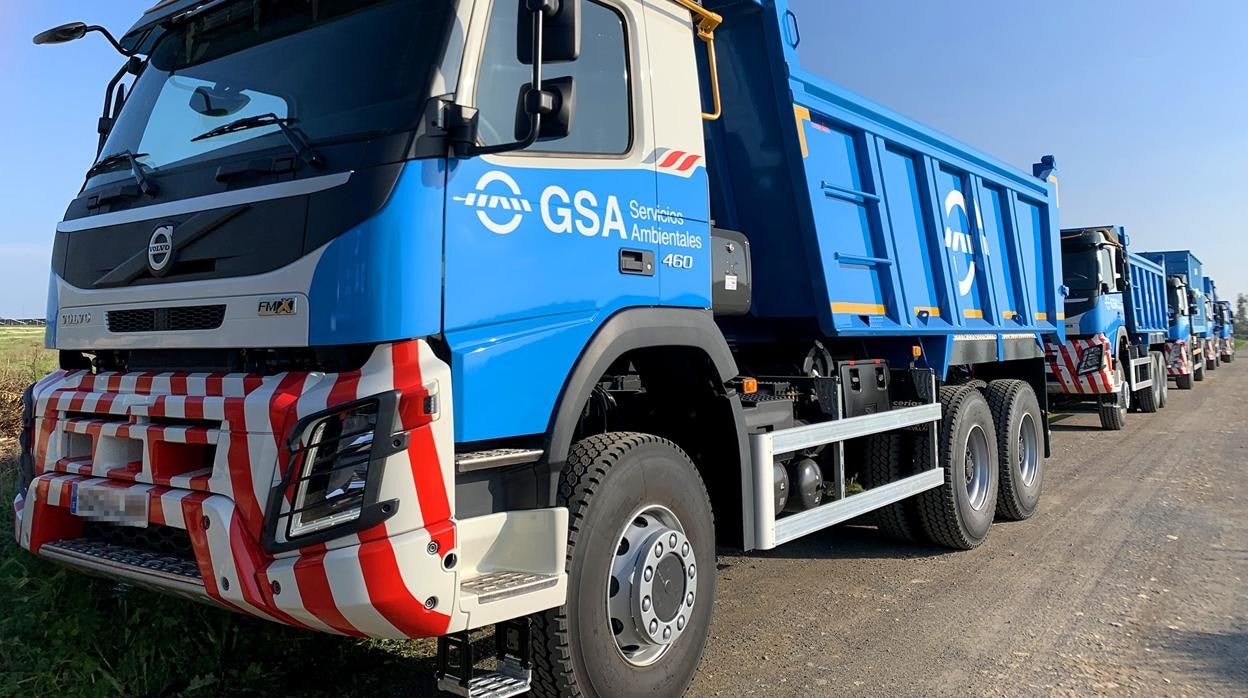 Flota de camiones de la empresa GSA Servicios Ambientales dedicada a la recogida y gestión de ressiduos