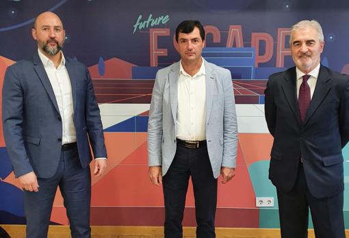 Clemente Fernández, candidato de los accionistas mayoritarios para presidir Abengoa, flanquedado por los otros miembros de su candidatura: el empresario Alfonso Murat Moreno y Joaquín Martínez Sieso, expresidente de Cantabria