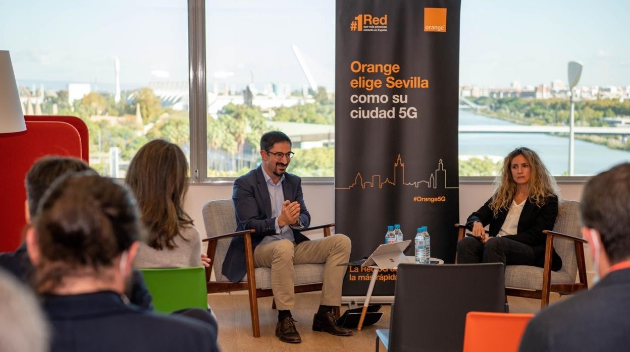 El director general de Orange B2C, Diego Martínez, y la directora del negocio convergente, Angélica Sanchez, han presentado el plan en la oficina de la compañía en Torre Sevilla