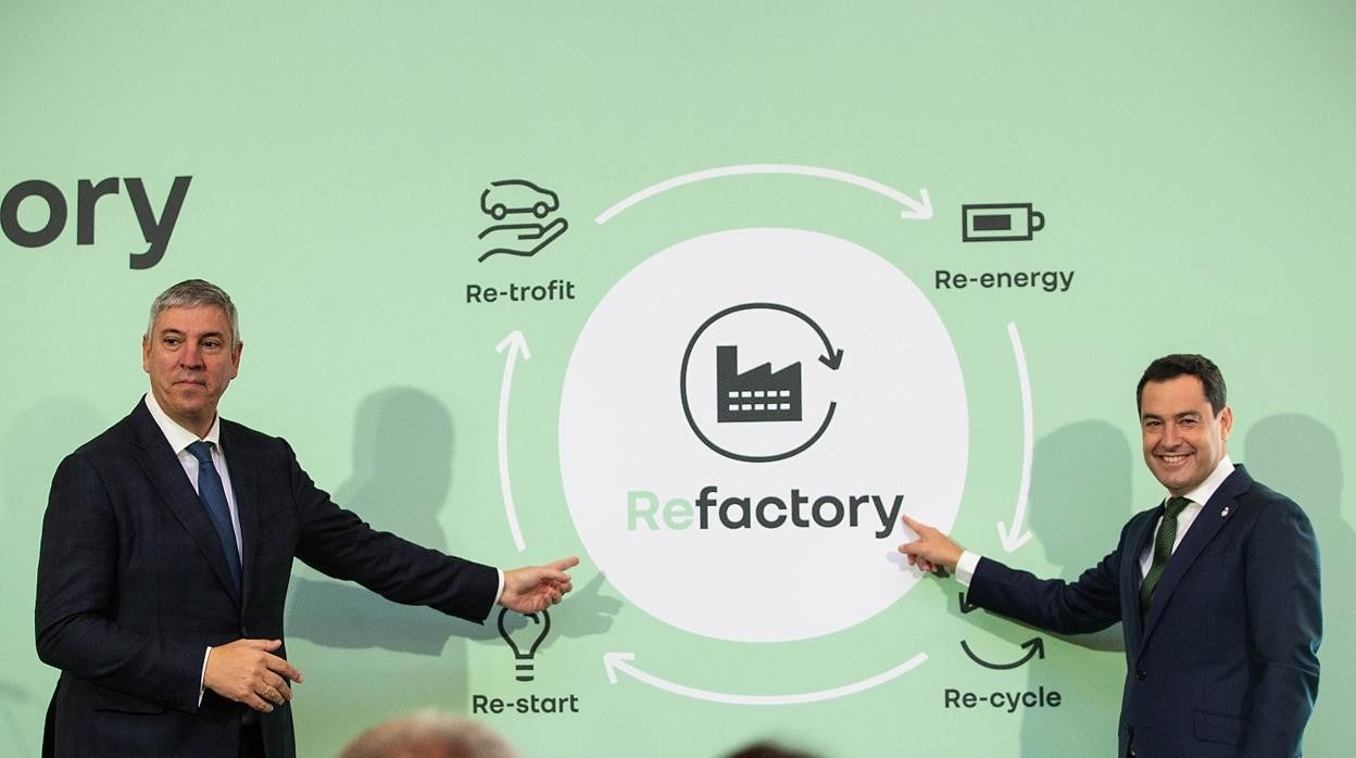 José Vicente de los Mozos, director industrial del Grupo Renault (a la izquierda) y Juanma Moreno, presidente de la Junta de Andalucía, en la presentación del proyecto de economía circular de la factoría sevillana
