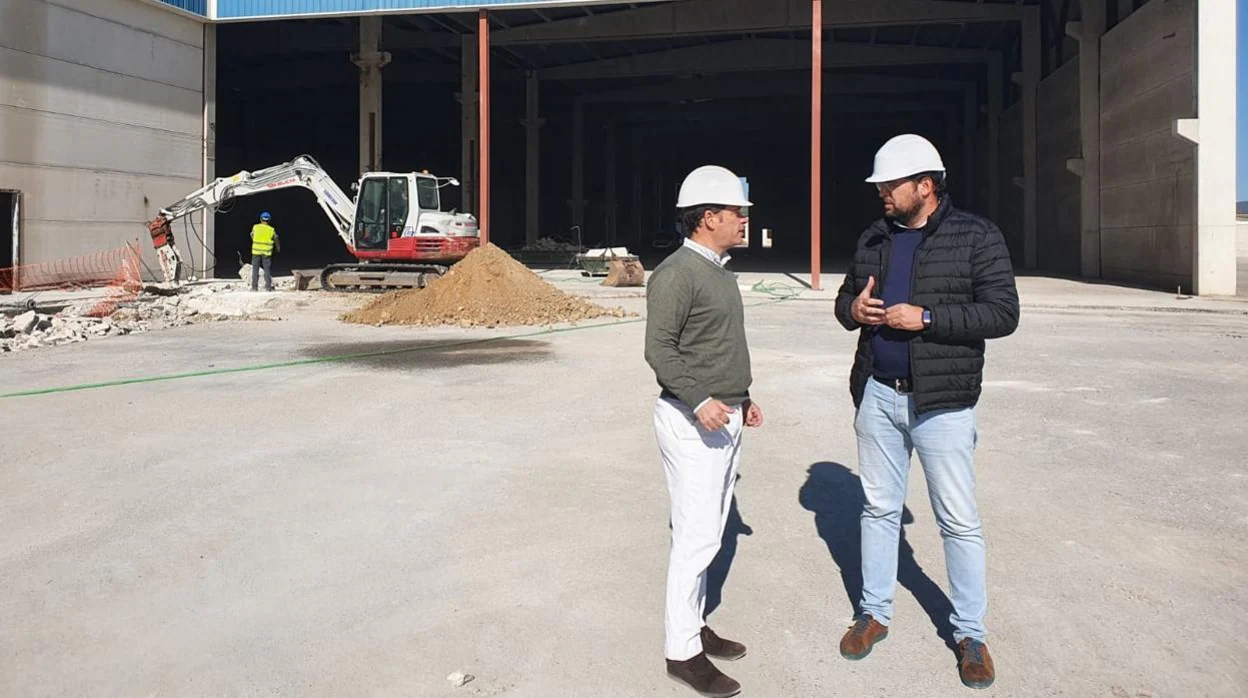 Alfonso Vivancos, uno de los fundadores de Scalpers, y el alcalde de Guillena, Lorenzo Medina, durante una visita a las obras del centro logístico de la compañía