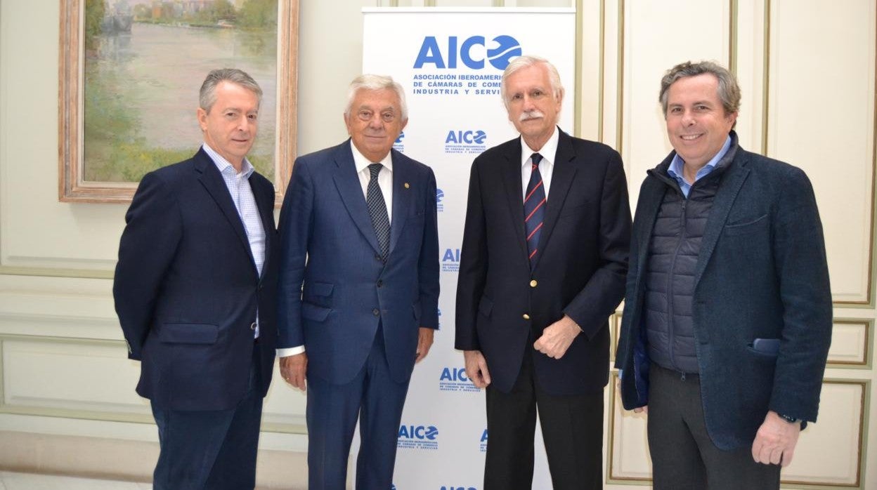 Los presidentes de las Cámaras de Uruguay, Ambrosio Bertolotti y de Bogotá, Jaime Mantilla, junto al Presidente de la Cámara de Sevilla, Francisco Herrero y el Director Gerente de Cámara Sevilla, Salvador Fernández
