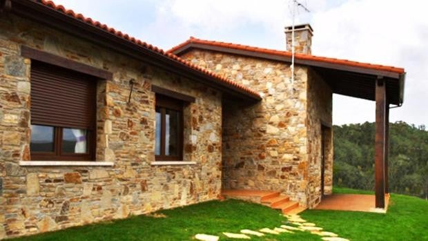 Cuatro casas prefabricadas forradas de piedra de hasta 100 metros cuadrados
