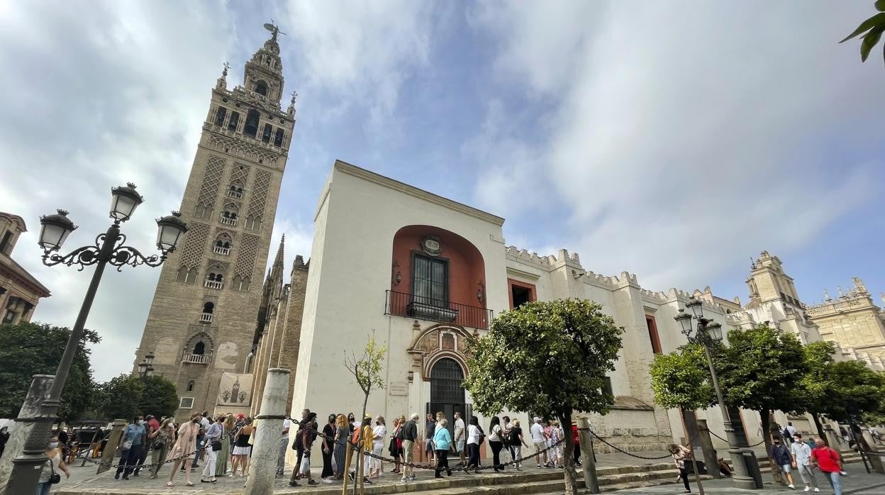 Los turistas, a la izquierda, volvieron a Andalucía, que prevé cerrar este año con casi 21 millones de visitas.