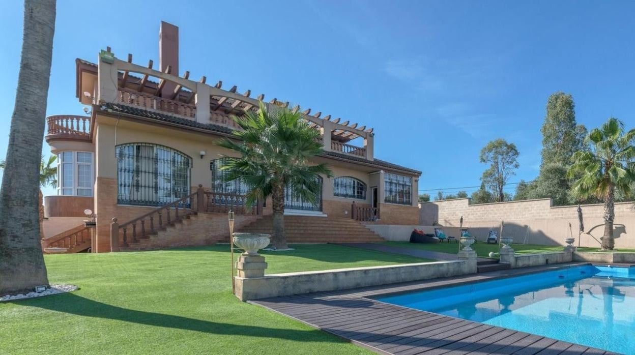 Excelente chalé con piscina en Dos Hermanas