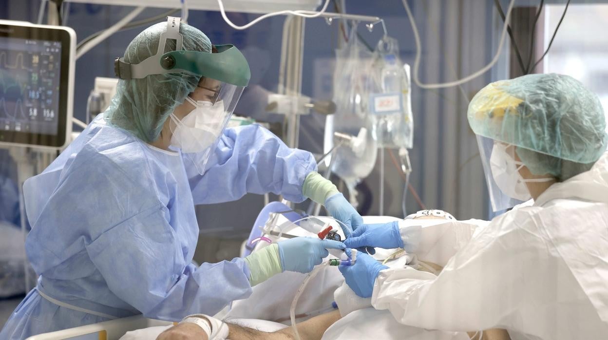 De los 987 profesionales del SAS ahora de baja laboral por Covid, 300 son enfermeras