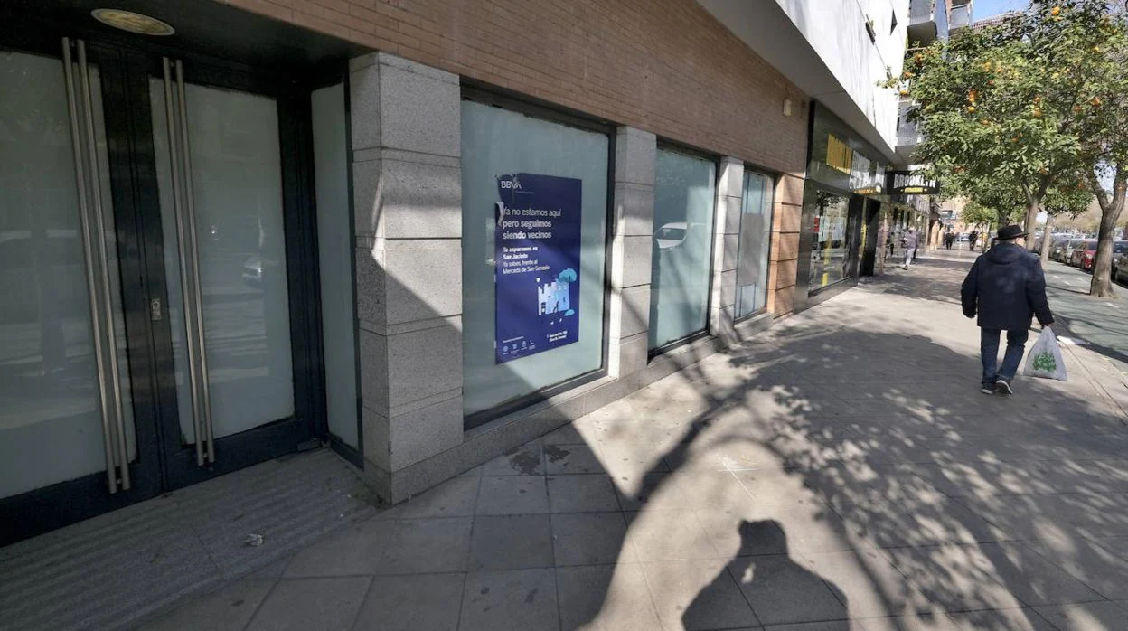 La banca ha cerrado la mitad de las oficinas en Sevilla en la última década