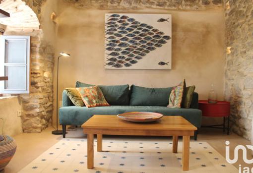 Salón rústico y acogedor