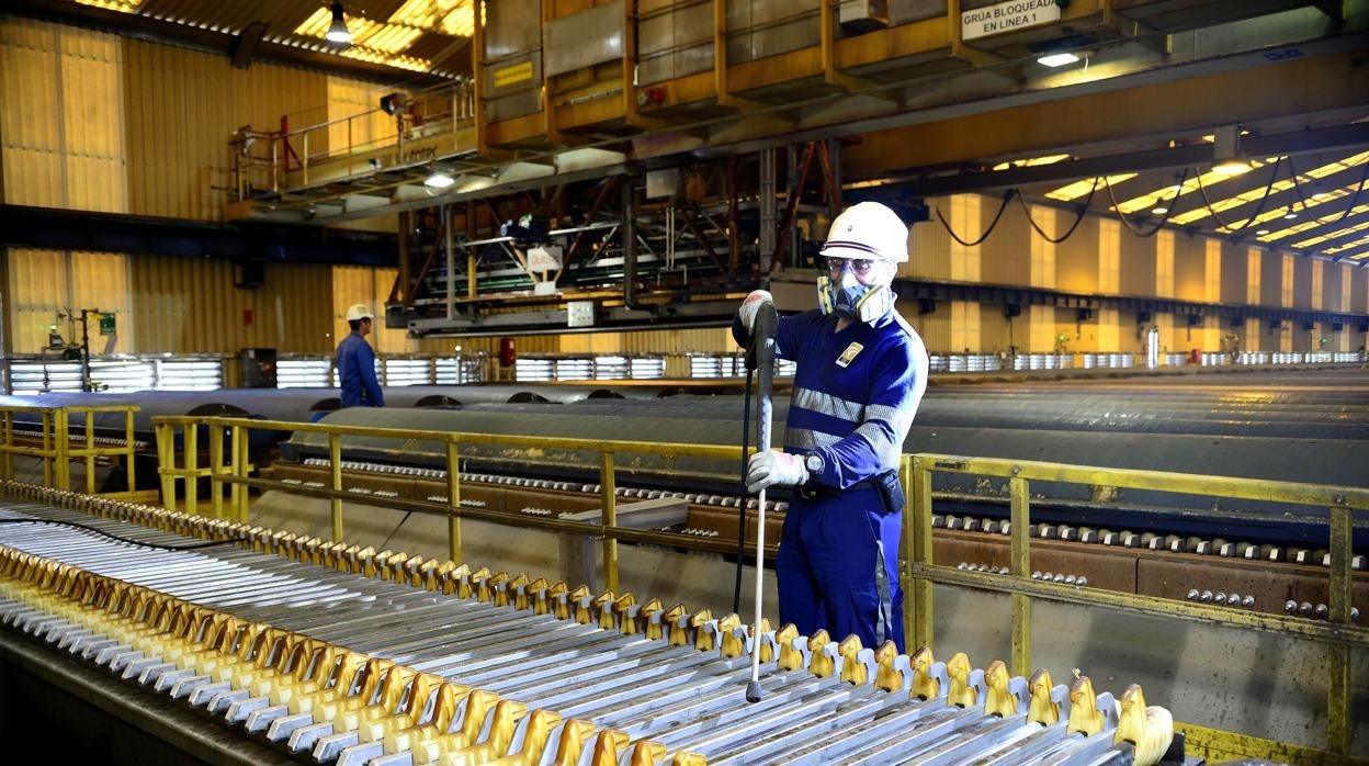La industria es el sector que más empleo estable genera. En la imagen, la planta metalúrgica de la mina Cobre Las Cruces en Sevilla