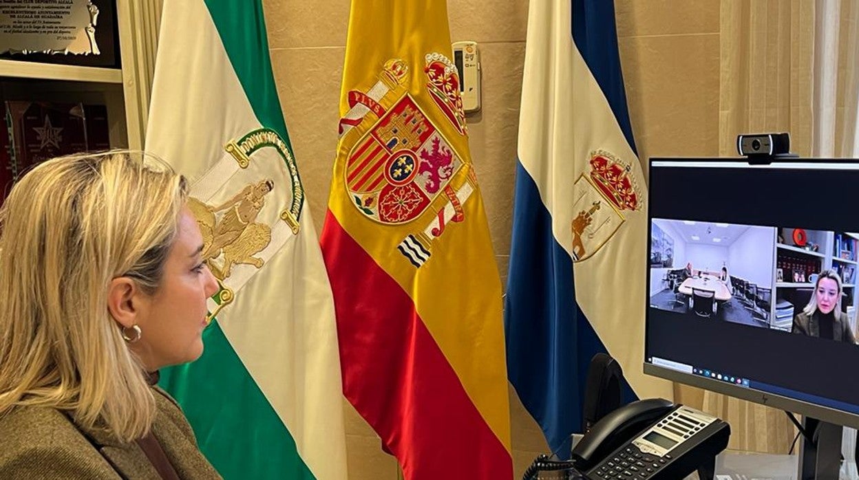 Ana Isabel Jiménez, alcaldesa de Alcalá de Guadaira, en la reunión online que ha mantenido este lunes con directivos de Santa Bárbara Sistemas, una de cuyas plantas de montaje está en la localidad