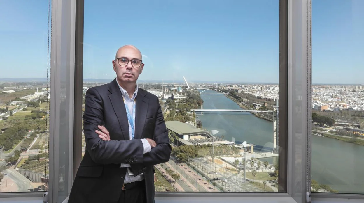 José Ángel Pérez, socio director de NTT DATA (antigua Everis) en Andalucía, posa en la planta 17 de Torre Sevilla, una de las tres que ocupa la compañía en el rescacielos