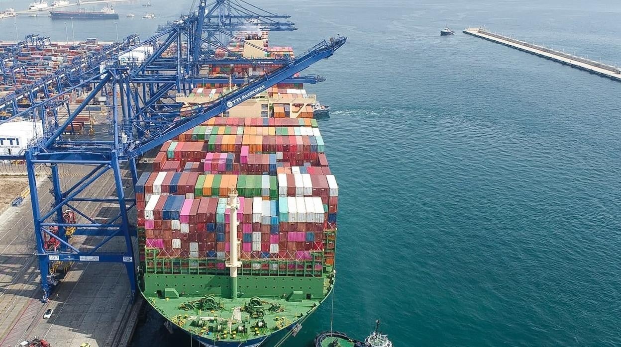 Imagen de un buque portacontenedores en una de las terminales del puerto de Algeciras