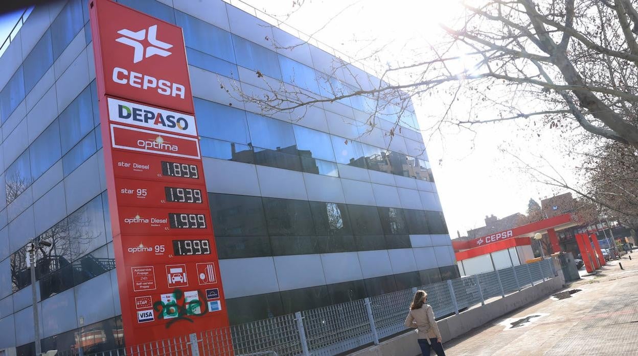 Repsol aplicará a sus clientes con tarjetas de fidelización descuentos de hasta 30 céntimos por litro de carburante, de los que 15 son aportados por Hacienda, dentro de las medidas aprobadas por el Gobierno central