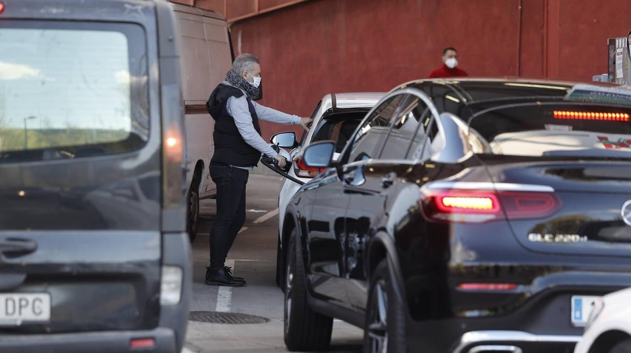 Los gasolineros de España dicen que ya hay cerradas más de 150 estaciones de servicio porque no pueden adelantar las bonificaciones a los carburantes aprobadas por el Gobierno