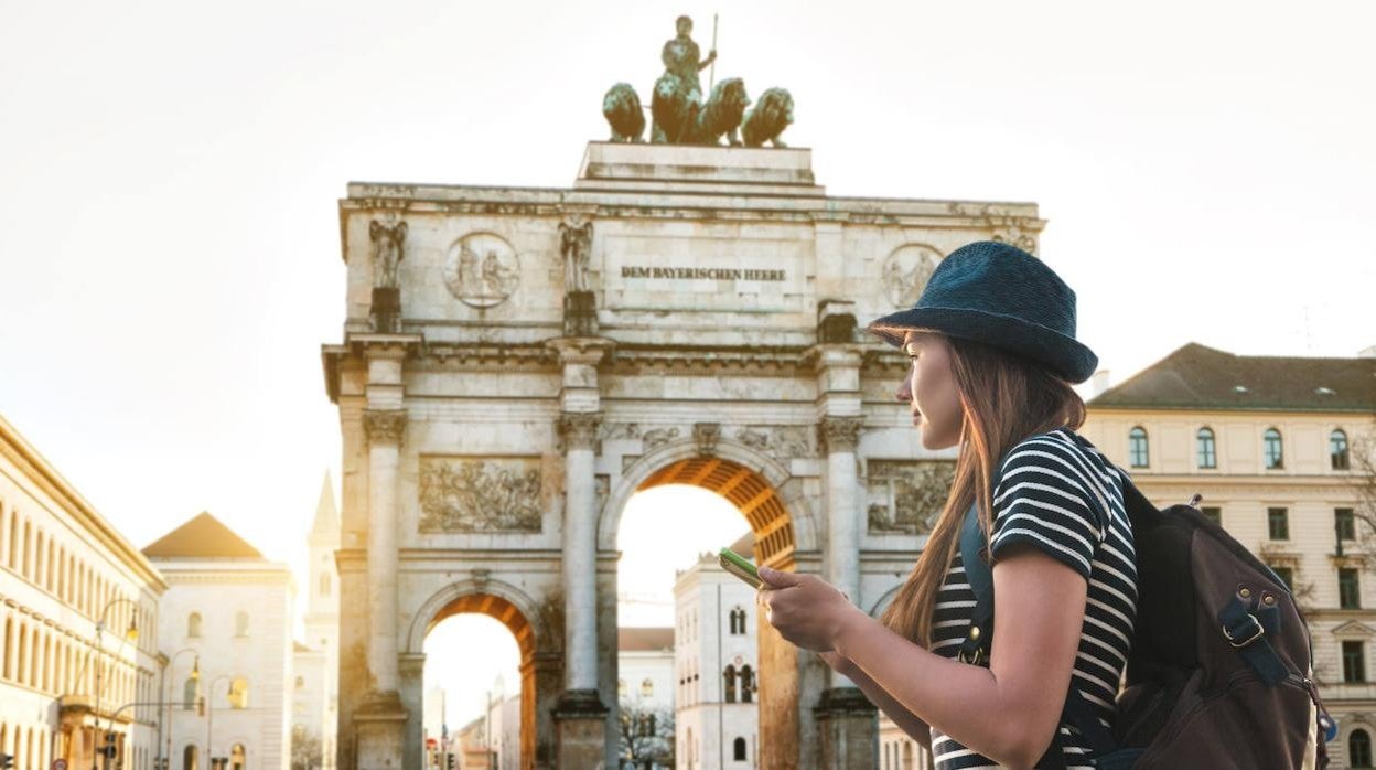 Turista junto a la Siegestor en Múnich (Alemania)