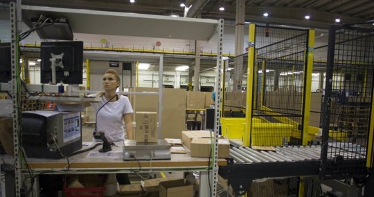 Hay gran demanda de empleos en el sector logístico. En la imagen, una trabajadora en un almacén de Amazon