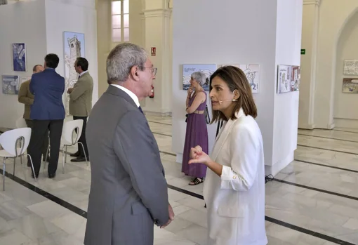 Rogelio Velasco conversa con Cristina Cruz antes del acto celebrado en La Galería de ABC