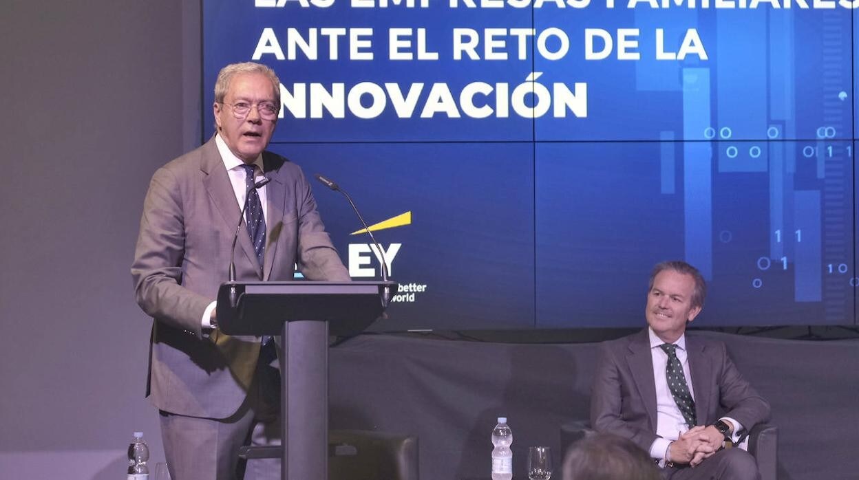 El consejero de Transformación Económica, Rogelio Velasco, interviene en la presentación del estudio en presencia de Alberto García Valera, socio responsable de EY en Andalucía