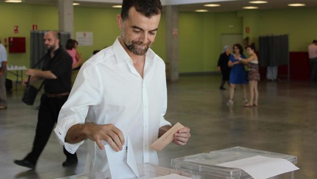 Antonio Maíllo, ejerciendo el voto en el Pabellón Ferial Ciudad de Aracena