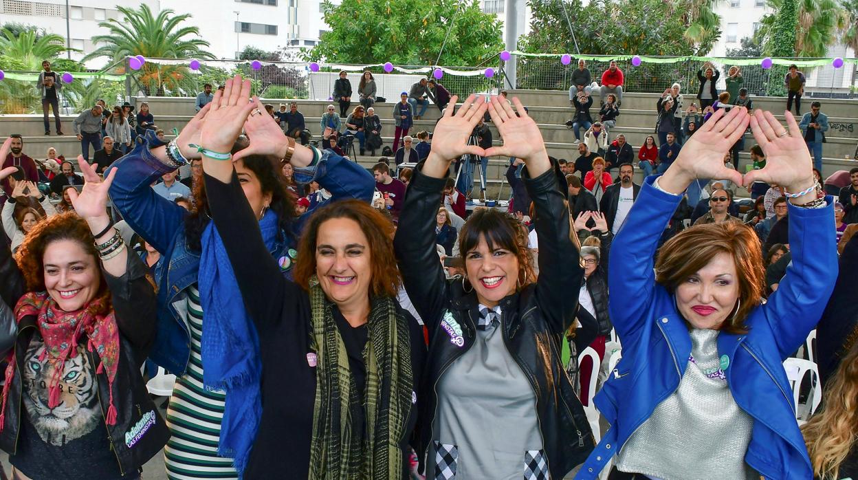 La candidata de Adelante Andalucía a la Presidencia de la Junta, Teresa Rodríguez (2d), durante el acto feminista realizado hoy en Cádiz