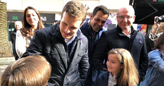 Pablo Casado atiende las preguntas del niño