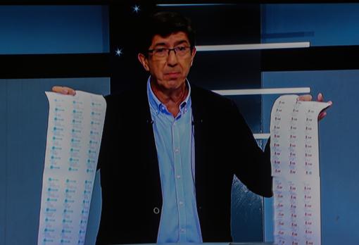 Juan Marín, mostrando los casos de corrupción de PSOE y PP