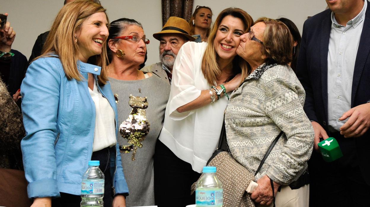 La presidenta andaluza y candidata a la reelección por el PSOE-A, Susana Díaz (c), saluda a una mujer durante un encuentro con mayores que ha tenido en el municipio de San Roque