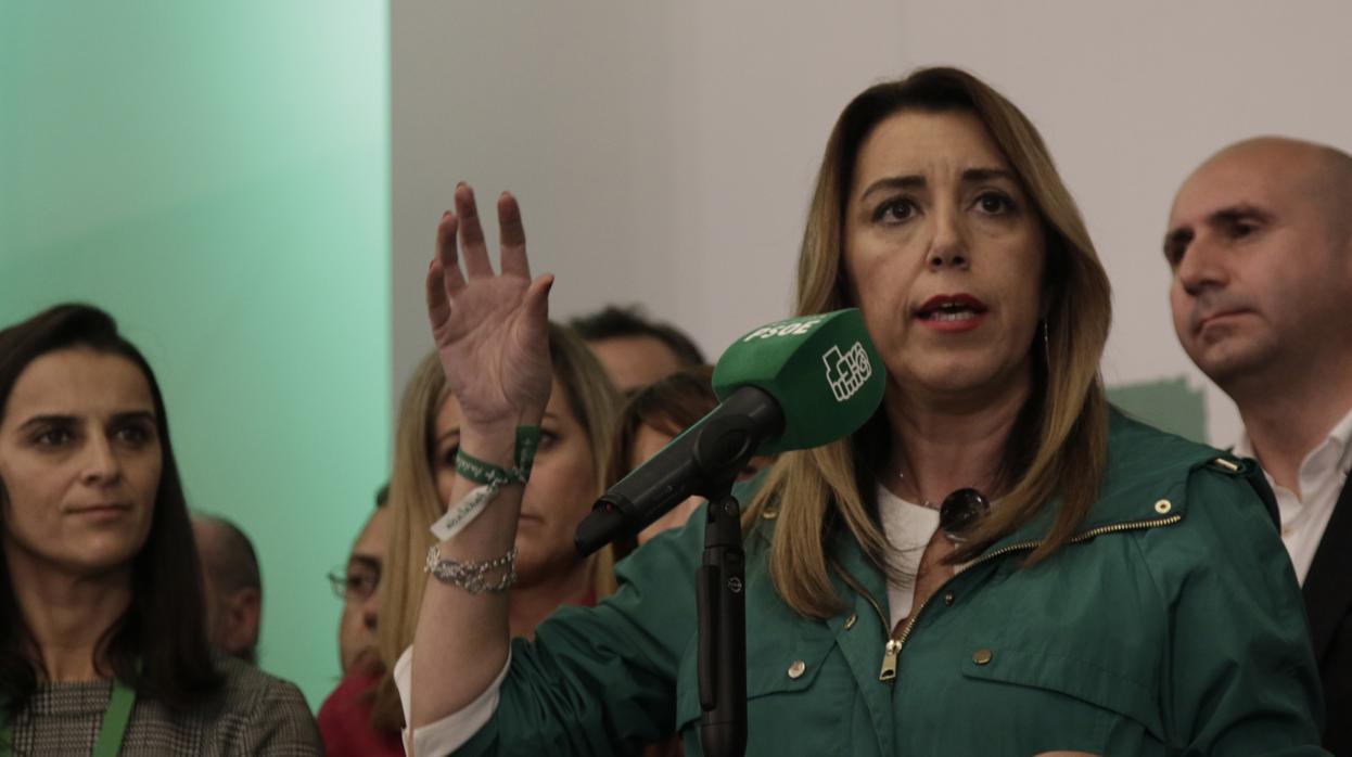 Susana Díaz y miembros del PSOE de Andalucía en el Hotel Meliá Sevilla, durante la noche electoral
