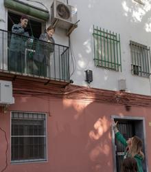 Susana Díaz saluda a unos vecinos