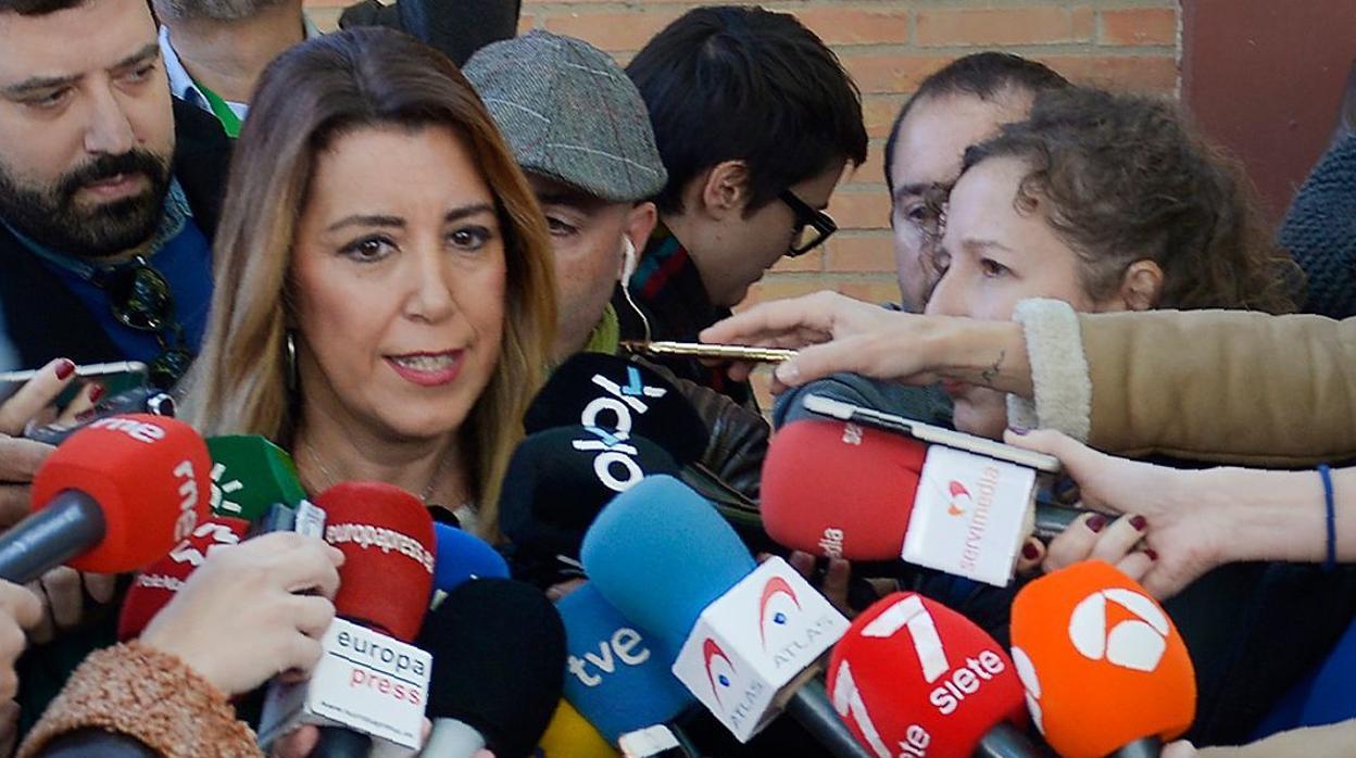 La presidenta de la Junta de Andalucía, Susana Díaz, atiende a los medios tras votar en Triana