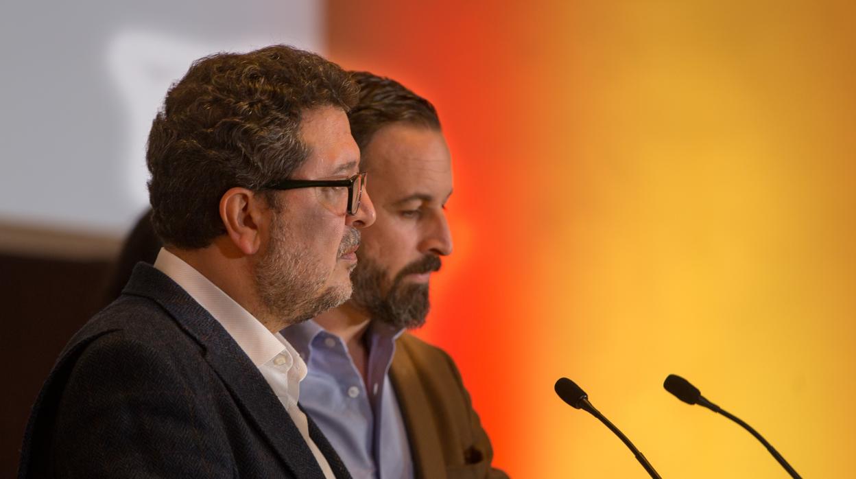 Francisco Serrano, en un primer plano, delante de Santiago Abascal, líder nacional de VOX