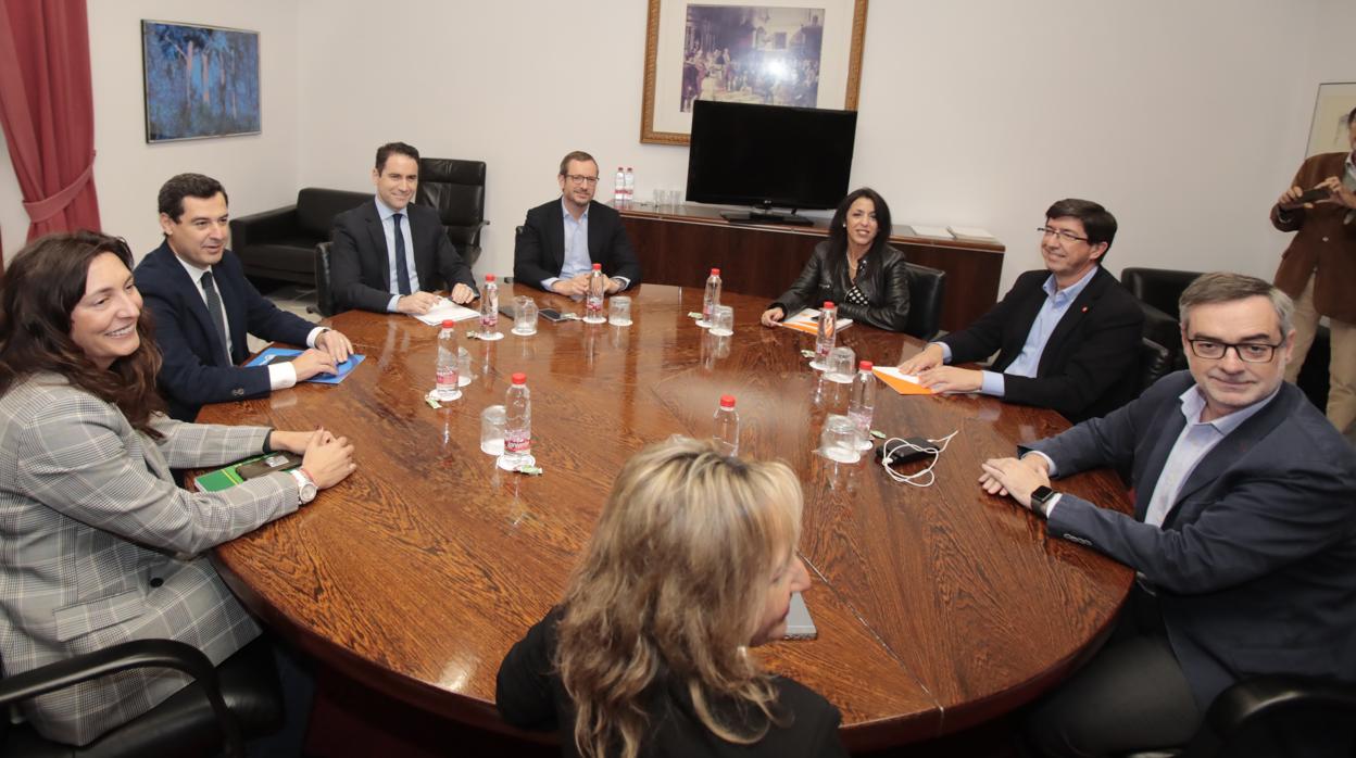 Mesa de negociación entre el PP y Ciudadanos en el Parlamento de Andalucía