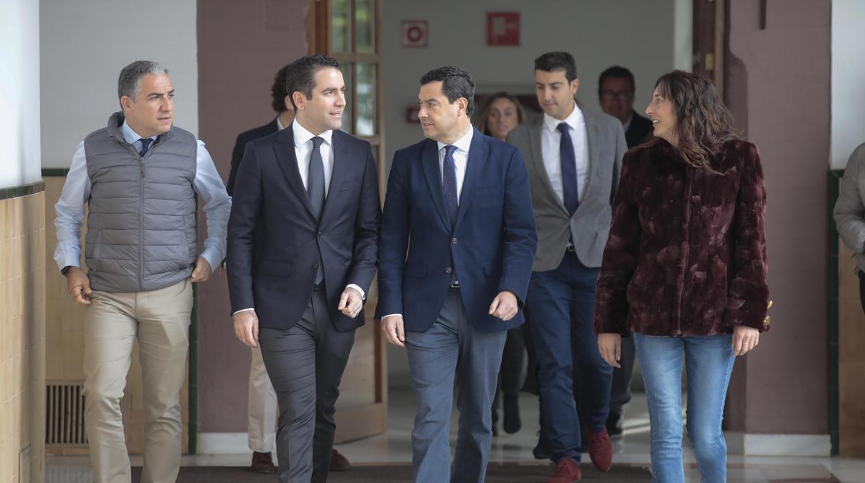 La delegación del PP, dirigida por Teodoro García y Juanma Moreno, a su llegada ayer al Parlamento