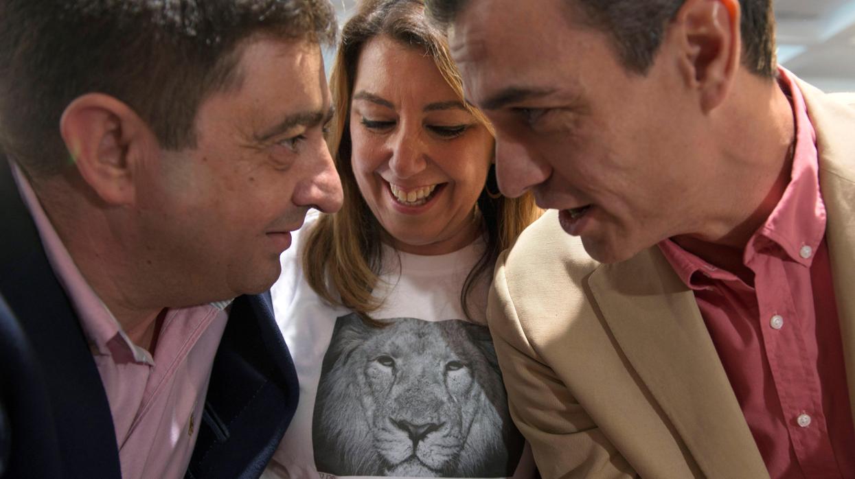 El presidente del Gobierno, Pedro Sánchez, conversa con el secretario del PSOE en Jaén, Francisco Reyes, junto a la líder de los socialistas andaluces, Susana Díaz