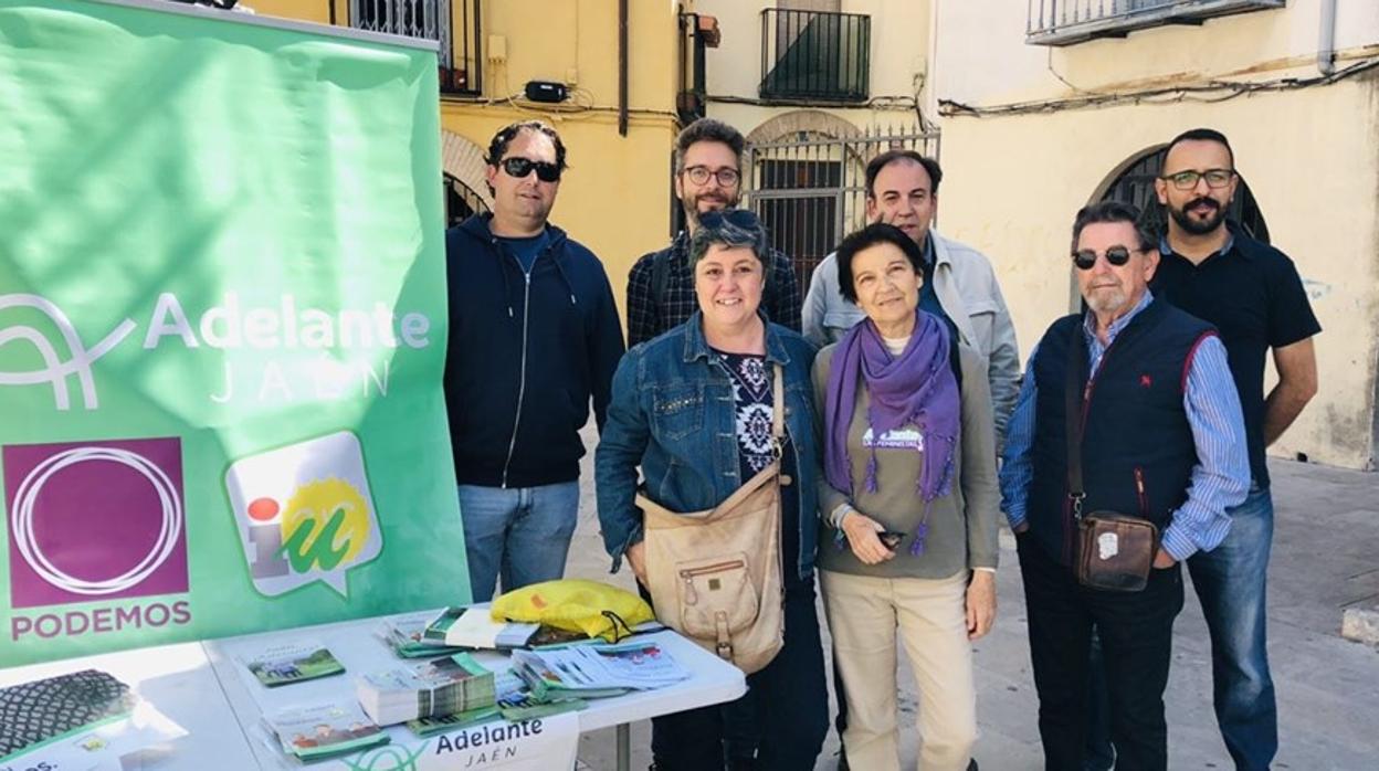 La candidata Lucía Real, primera a la izquierda, junto a miembros de la lista de Adelante Jaén