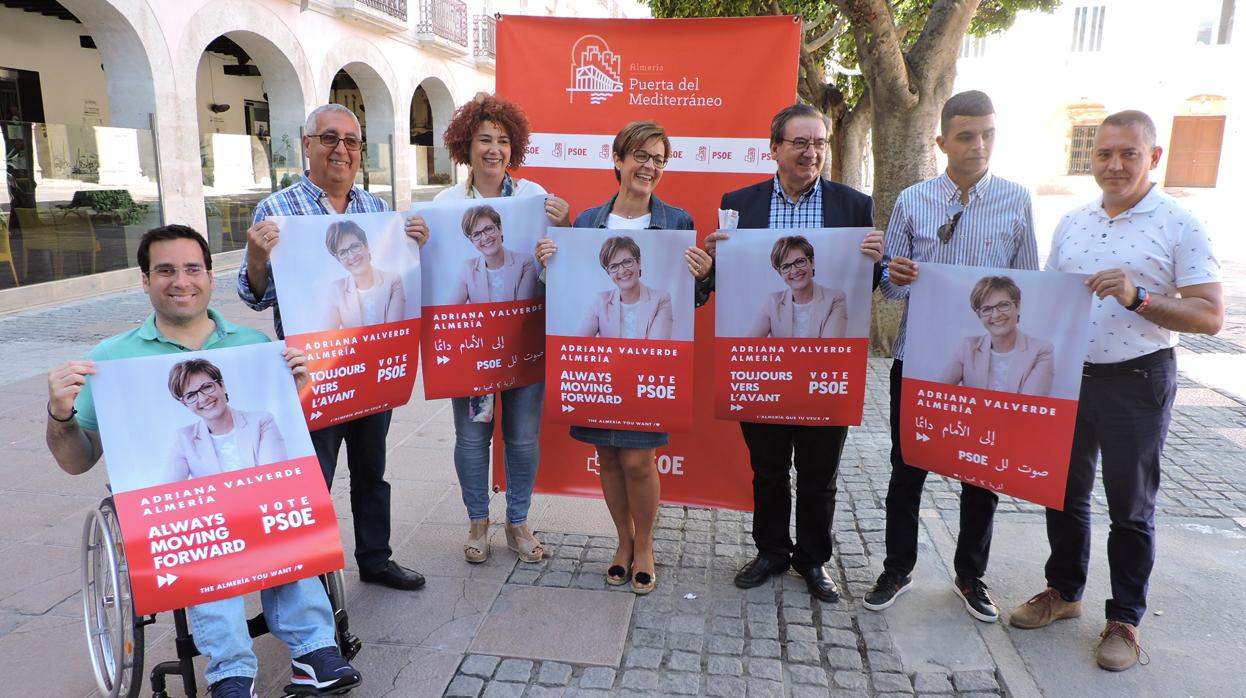 La candidata socialista, Adriana Valverde junto a miembros de su equipo en la Plaza Vieja de Almería