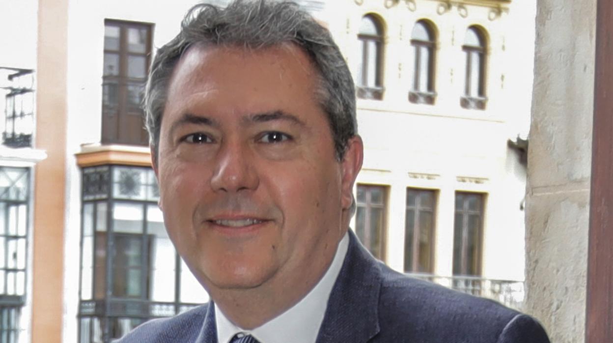 Espadas, en uno de los ventanales del Ayuntamiento sevillano