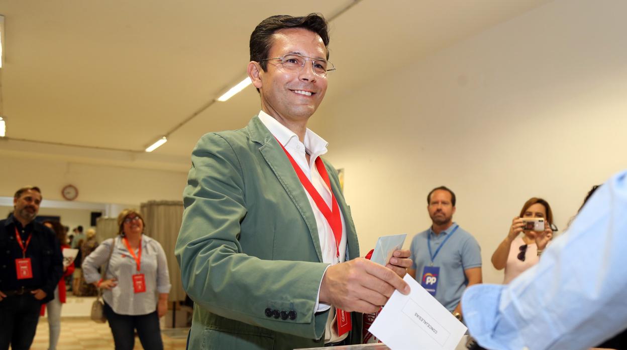 El alcalde de Granada por el PSOE y candidato a la reelección, Francisco Cuenca, votando