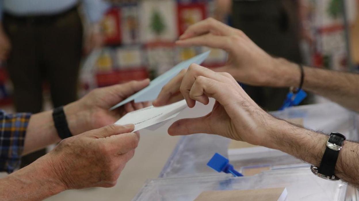 Una persona vota, hoy, en Sevilla