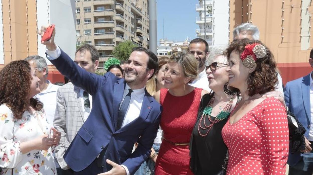 Yolanda Díaz y Alberto Garzón, en la portada de la Feria de Sevilla