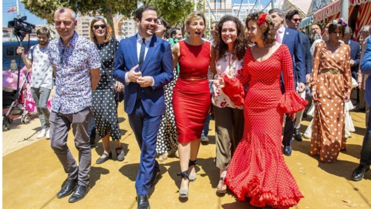 Yolanda Dïaz bendijo la candidatura de Inmaculada Nieto en la feria de Sevilla, en la imagen ambas con Alberto Garzón y Esperanza Gómez