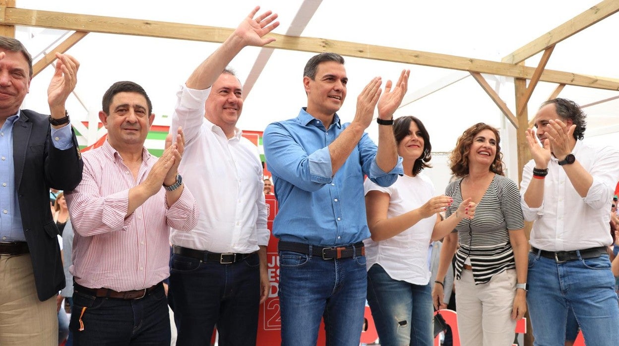 Pedro Sánchez y Juan Espadas saludan a los simpatizantes durante el mitin