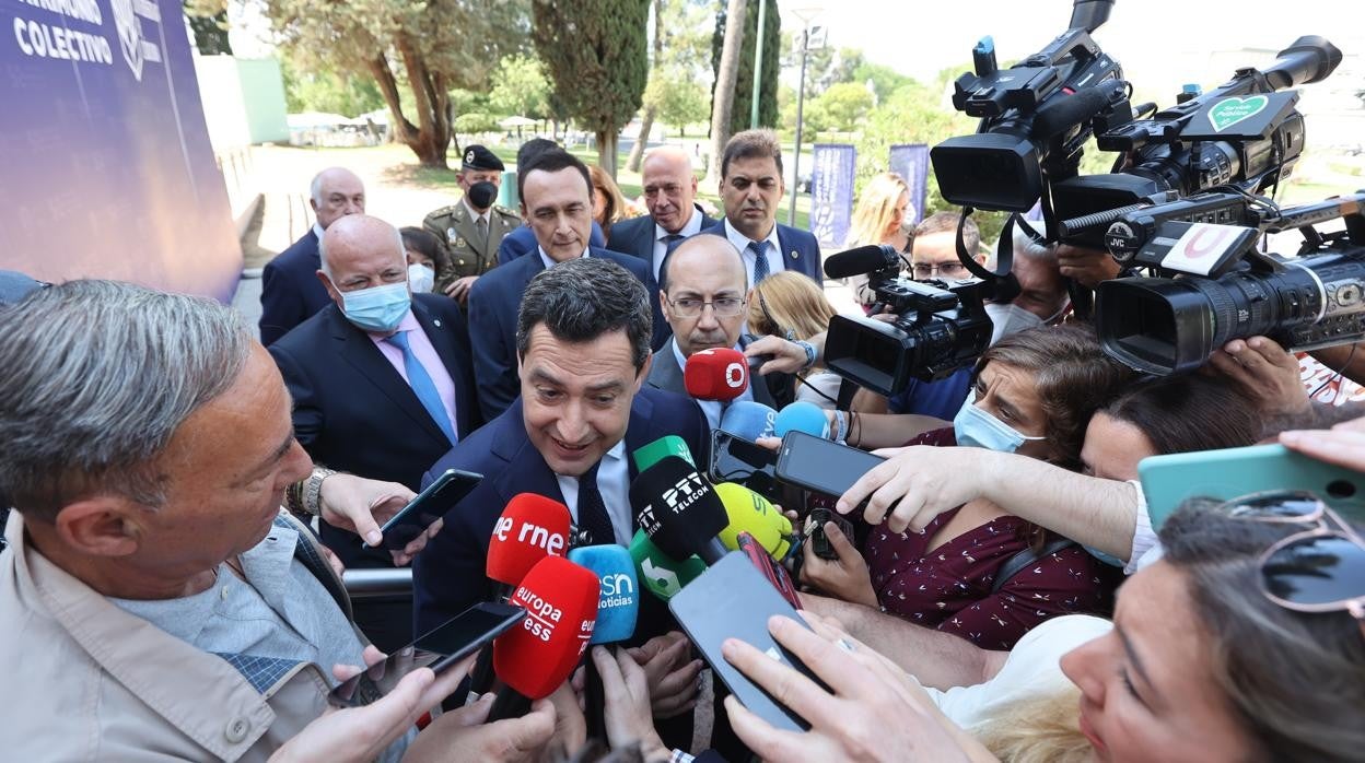 Juanma Moreno, hoy atendiendo a los medios antes del acto del 50 aniversario de la UCO