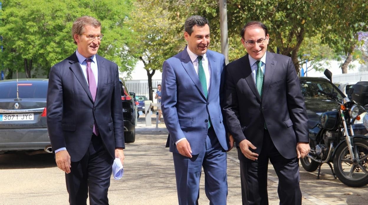 Núñez Feijóo, Juanma Moreno y Javier González de Lara en su llegada a la sede de la CEA en Sevilla