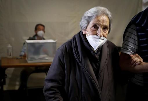 Las mascarillas están recomendadas a la hora de ir a votar