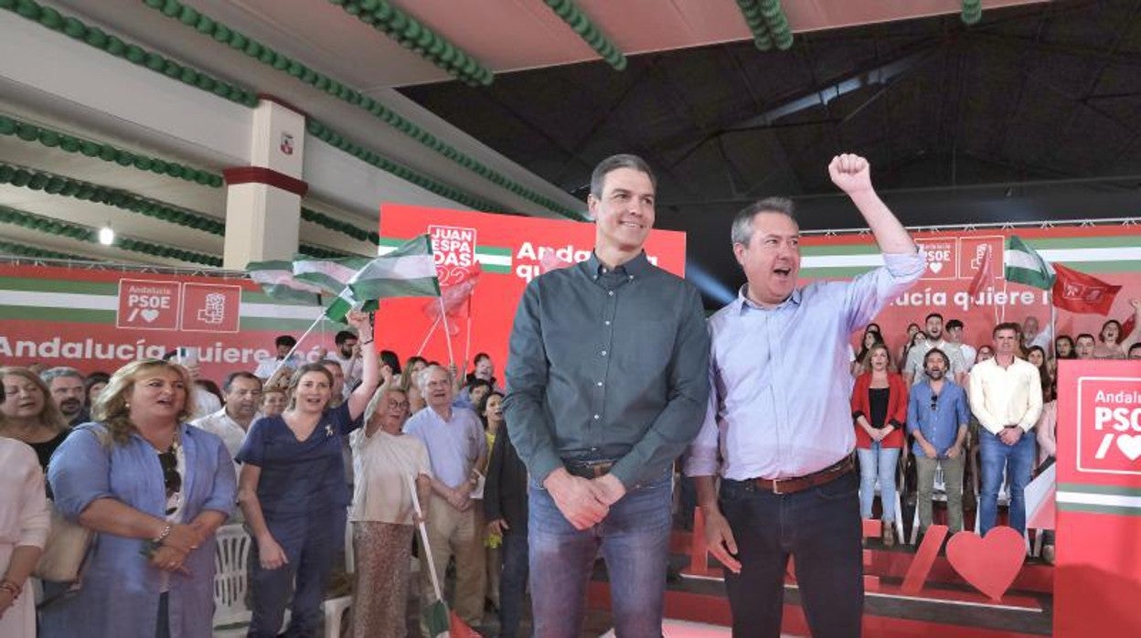 Pedro Sánchez junto a Juan Espadas en el mitin que compatieron este sábado en la caseta municipal de Dos Hermanas