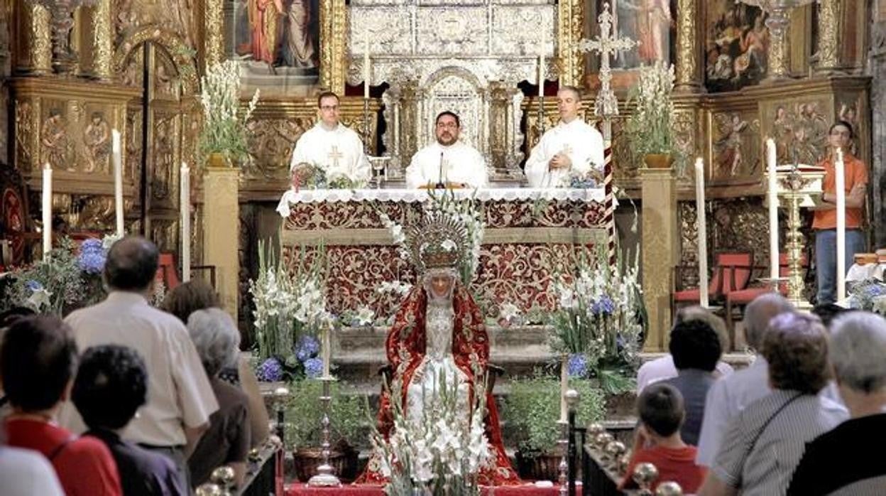 Católicos en una misa