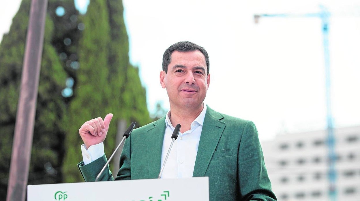 Juanma Moreno, a las puertas del Hospital Militar de Sevilla