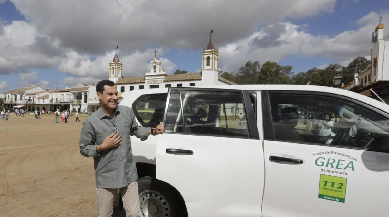 Juanma Moreno vistió una guayabera en su visita a la aldea de El Rocío